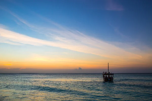 Akşamları Deniz Suyunda Tekne Zanzibar — Stok fotoğraf