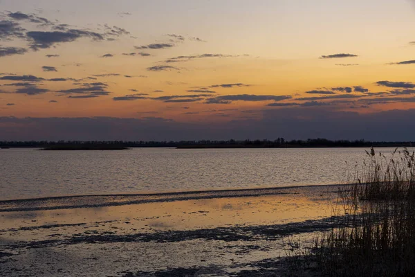 湖の素晴らしい夕暮れのシーン 夜静かな風景 — ストック写真