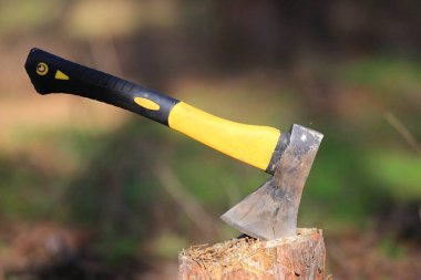 Soyut balta, sapı sarı, sapı ahşap.