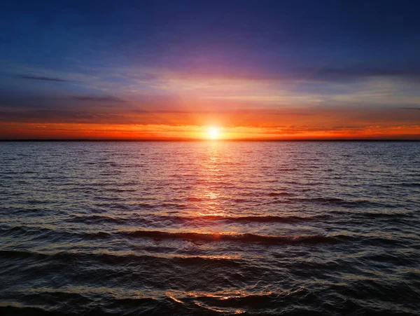 Paisagem Com Pôr Sol Quente Sobre Superfície Água Lago — Fotografia de Stock