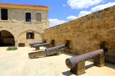 Kıbrıs 'taki Larnaka Ortaçağ şatosunda eski silahlar, güneşli bir gün