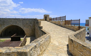 Kıbrıs 'taki eski Larnaka Kalesi' nin duvarı, güneşli bir gün.