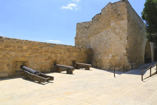 塞浦路斯拉纳卡中世纪城堡的老式枪支 — 图库照片