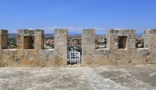 キプロスのコロッシ古代の城の古い壁 キプロスのLimassol市の近くのKolossi村からの眺め — ストック写真