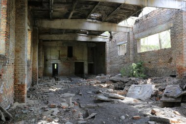 Kayıp ve yıkık sanayi binasının iç görüntüsü