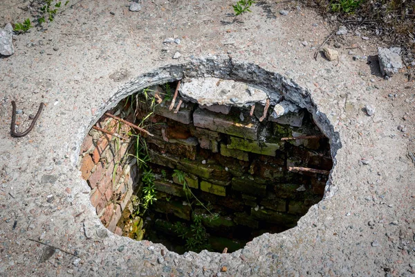 Abandoned Industrial Sewer Well Cover Danger Life — Stock Photo, Image