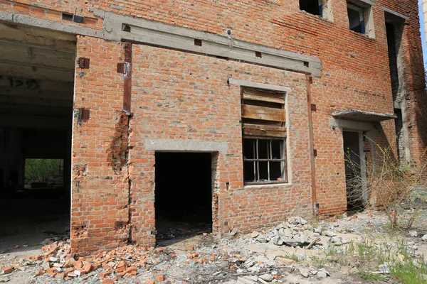 Ruine Eines Verlassenen Industriebaus Mit Roter Ziegelwand — Stockfoto