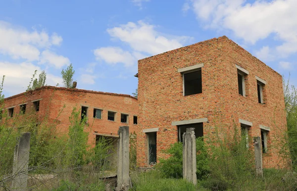 Ruine Einer Verlorenen Pflanze Rotes Mauerwerk Leer Und Niemand lizenzfreie Stockbilder