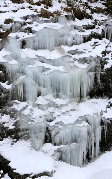 森の中の凍る滝のカスケードと風景 — ストック写真