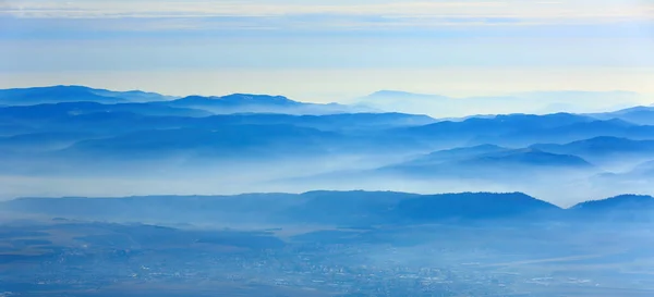 青い山の谷で朝の霧と風景 スロバキアにある低タトラ山脈 — ストック写真