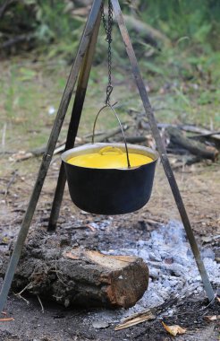 Ormandaki kamp ateşinde tütsülenmiş turist çaydanlığı