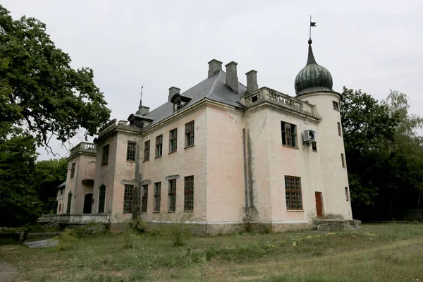 シュヴァロフ伯爵の古い狩猟宮殿 タルネ村 ウクライナ — ストック写真