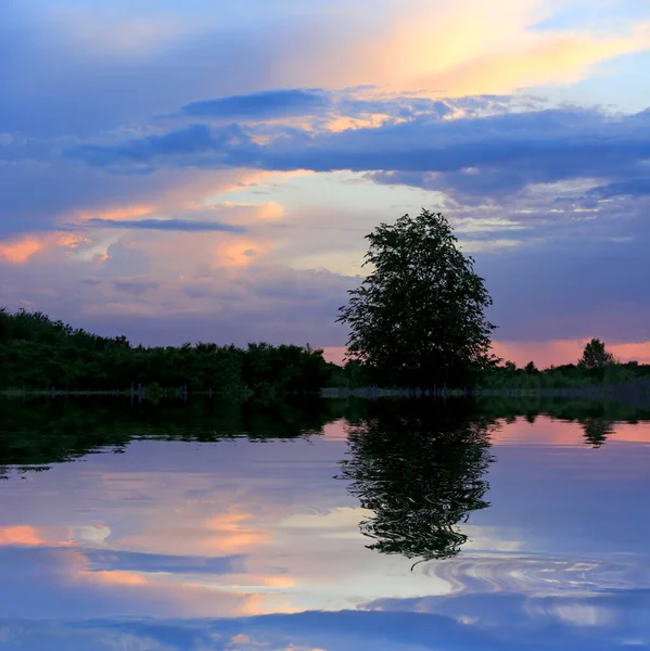 Abendlandschaft See Mit Schönen Wolken Und Spiegelung Wasser — Stockfoto