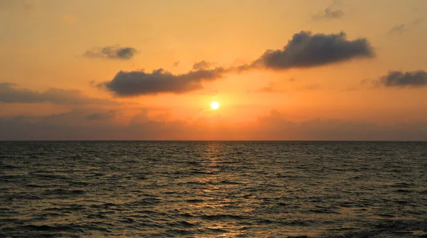 Lansdcape Deniz Suyunun Üzerinde Gün Batımı — Stok fotoğraf