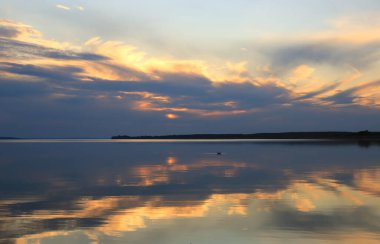 Ukrayna 'daki Dnipro Nehri' nde muhteşem bir akşam sahnesi.