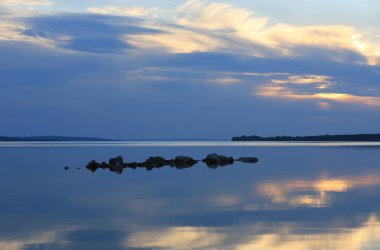 Nehirde sakin bir akşam manzarası. Ukrayna, Dnipro Nehri