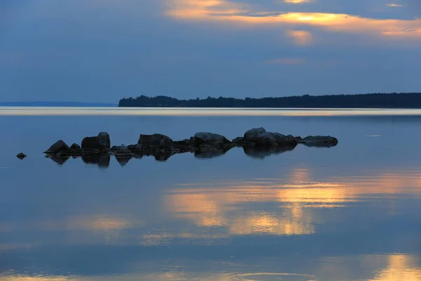 夕日を背景に川に石が浮かぶ静かな風景 — ストック写真