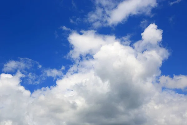 Bonitas Nubes Blancas Verano Cielo Azul —  Fotos de Stock