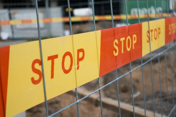 Fita de sinal de parada no canteiro de obras — Fotografia de Stock