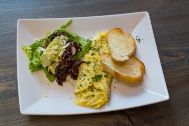 Sahanda yumurta kahvaltı için plaka üzerinde