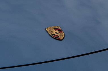 Porsche işareti mavi araba başlık üzerinde