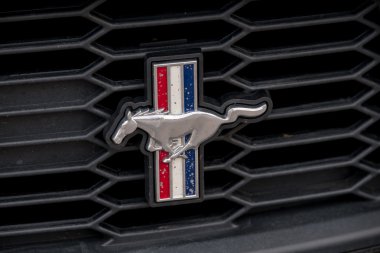Ford Mustang araba logosu retro başlık üzerinde.