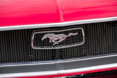 Ford Mustang araba logosu retro başlık üzerinde.
