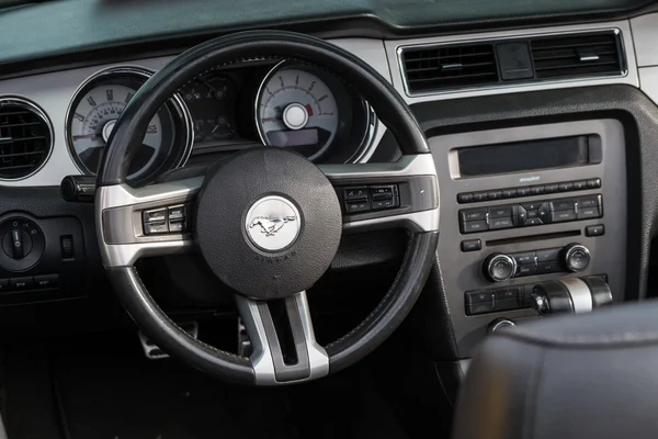 Ford Mustang retro roda do carro e painel — Fotografia de Stock