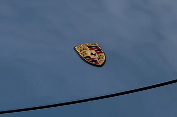 Porsche segno sul cofano auto blu — Foto Stock