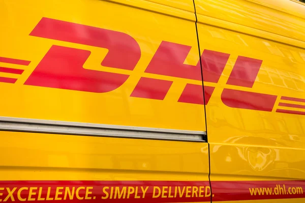 Logistická společnost DHL podepsat na dodávky van v denní době — Stock fotografie