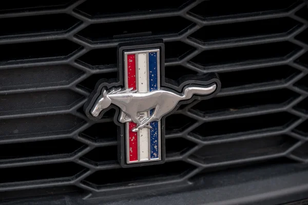 Logo del coche Ford Mustang en la capucha retro . — Foto de Stock