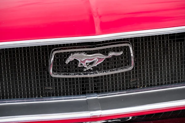 Ford Mustang logotipo do carro no capô retro . — Fotografia de Stock