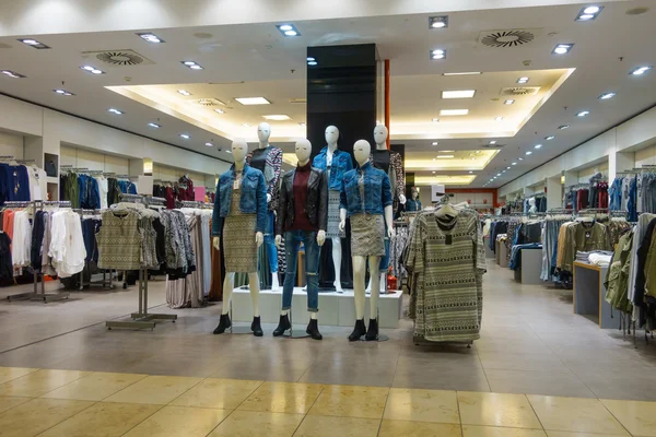 Современный интерьер магазина одежды — стоковое фото