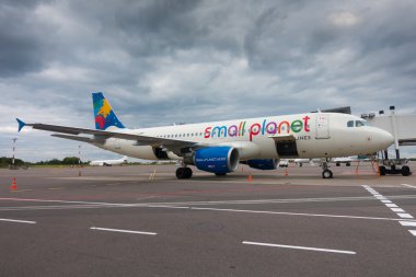 Ryanair düşük maliyetli havayolu uçağa binmeden yolcu şirket