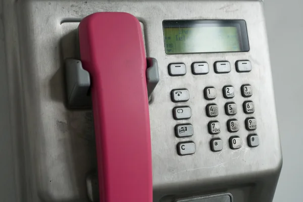 Téléphone payant moderne dans la rue de la ville — Photo