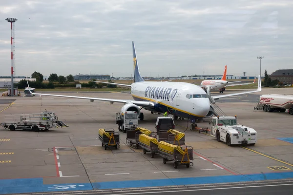 Passagiere steigen in Flugzeuge des Billigfliegers Ryanair ein — Stockfoto