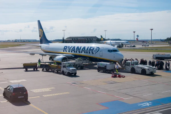 Embarque de passageiros na aeronave da companhia aérea de baixo custo Ryanair — Fotografia de Stock