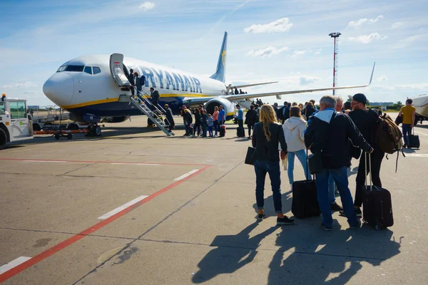 Passagiere steigen in Flugzeuge des Billigfliegers Ryanair ein — Stockfoto