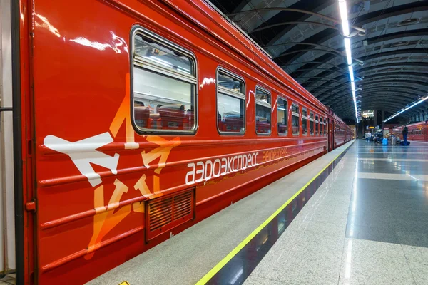 Passengers come to Kievskiy station by Aeroexpress train at night — Stock Photo, Image