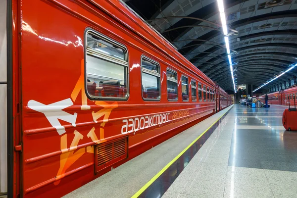 Passengers come to Kievskiy station by Aeroexpress train at night — Stock Photo, Image