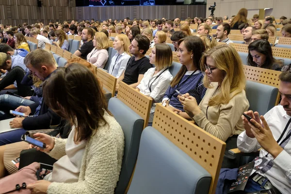 İnsanlar iş konferansına