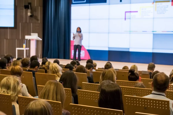 Auditoire écoutant une conférence — Photo