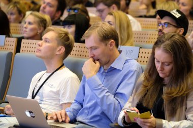 İnsanlar iş konferansına