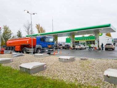 Kamyonu boşaltmaya dolum istasyonu Bp benzin gün zaman