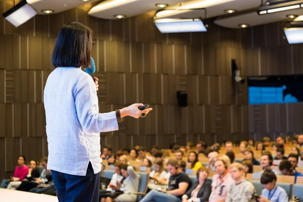 Pubblico in ascolto di una conferenza — Foto Stock