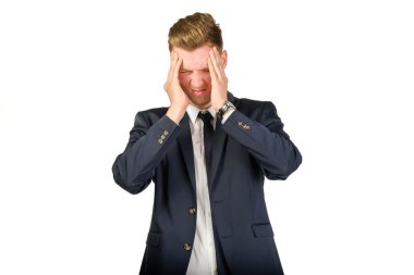 Çaresizlik içinde genç işadamı kafasına yapıştı.