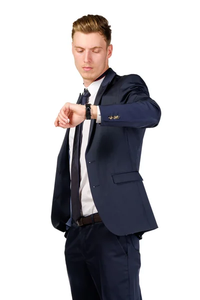 Nachdenklicher junger Geschäftsmann im Anzug schaut auf Uhr — Stockfoto