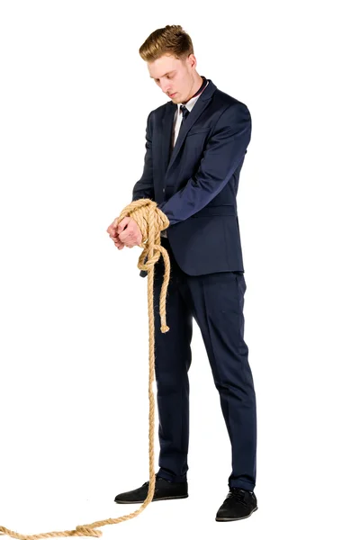Молодой бизнесмен в костюме связан — стоковое фото