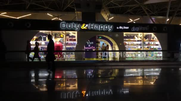 People visit duty free shop in Vnukovo airport at evening — Stock Video