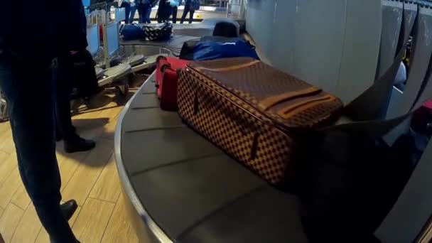 Багаж на карусели в аэропорту — стоковое видео